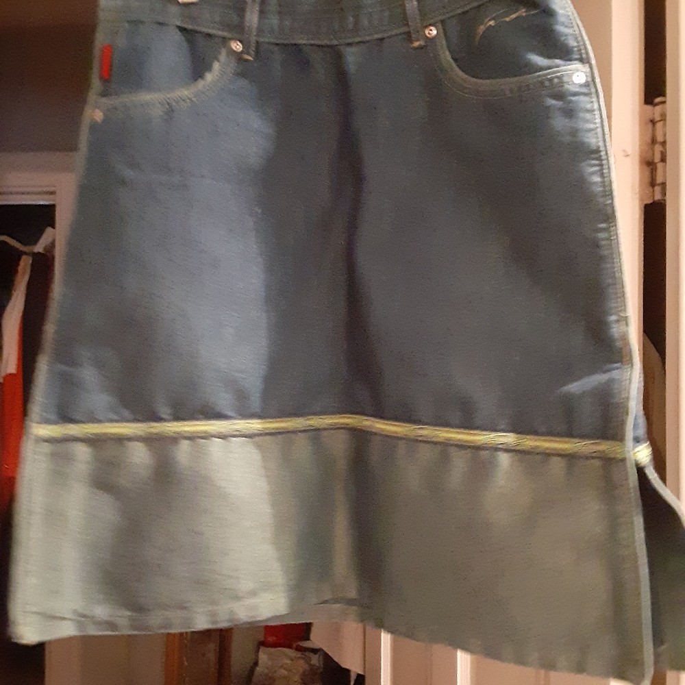 Rare skirt, side slits, detail with brand name